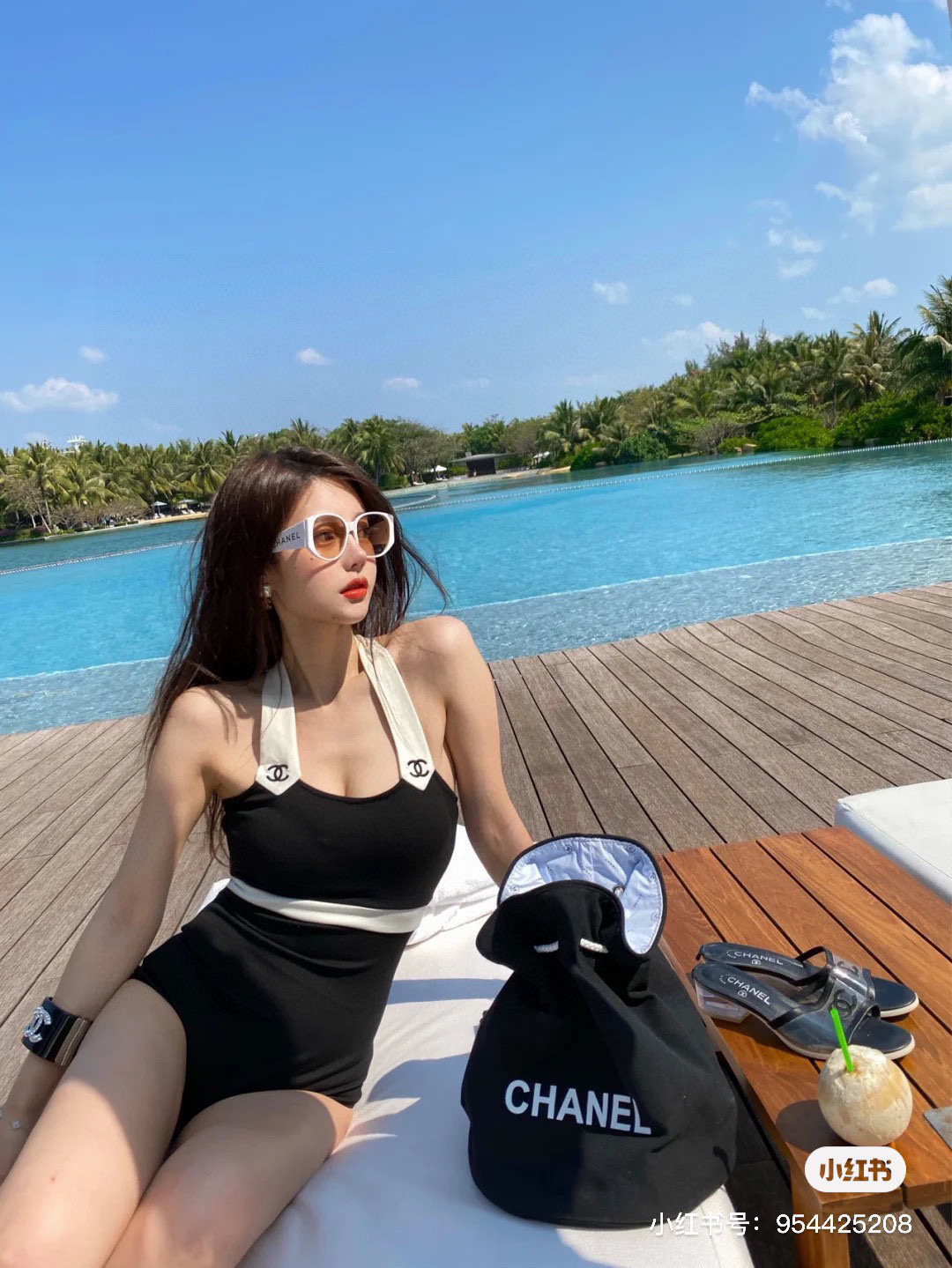 샤넬 여자 수영복