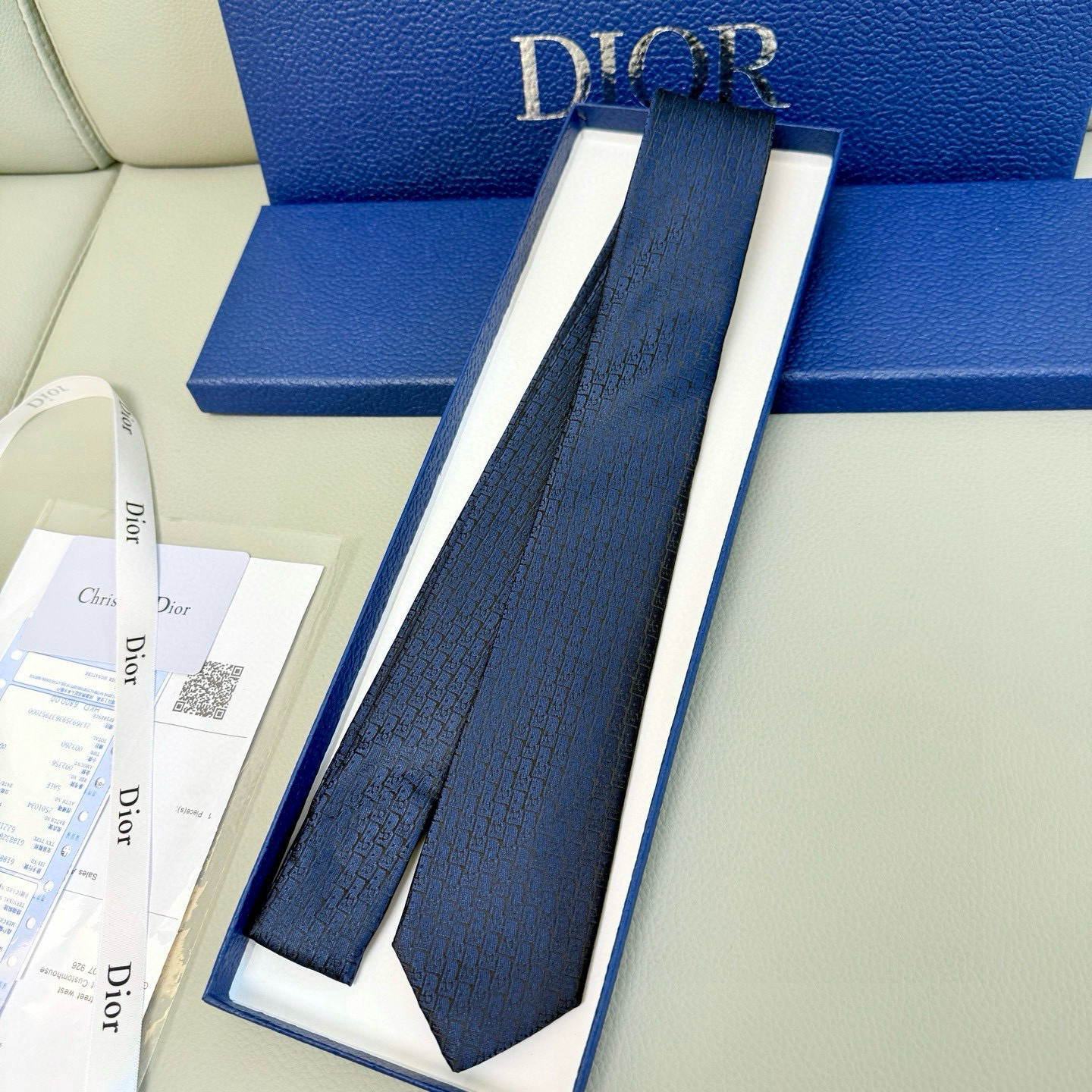 디올 넥타이
