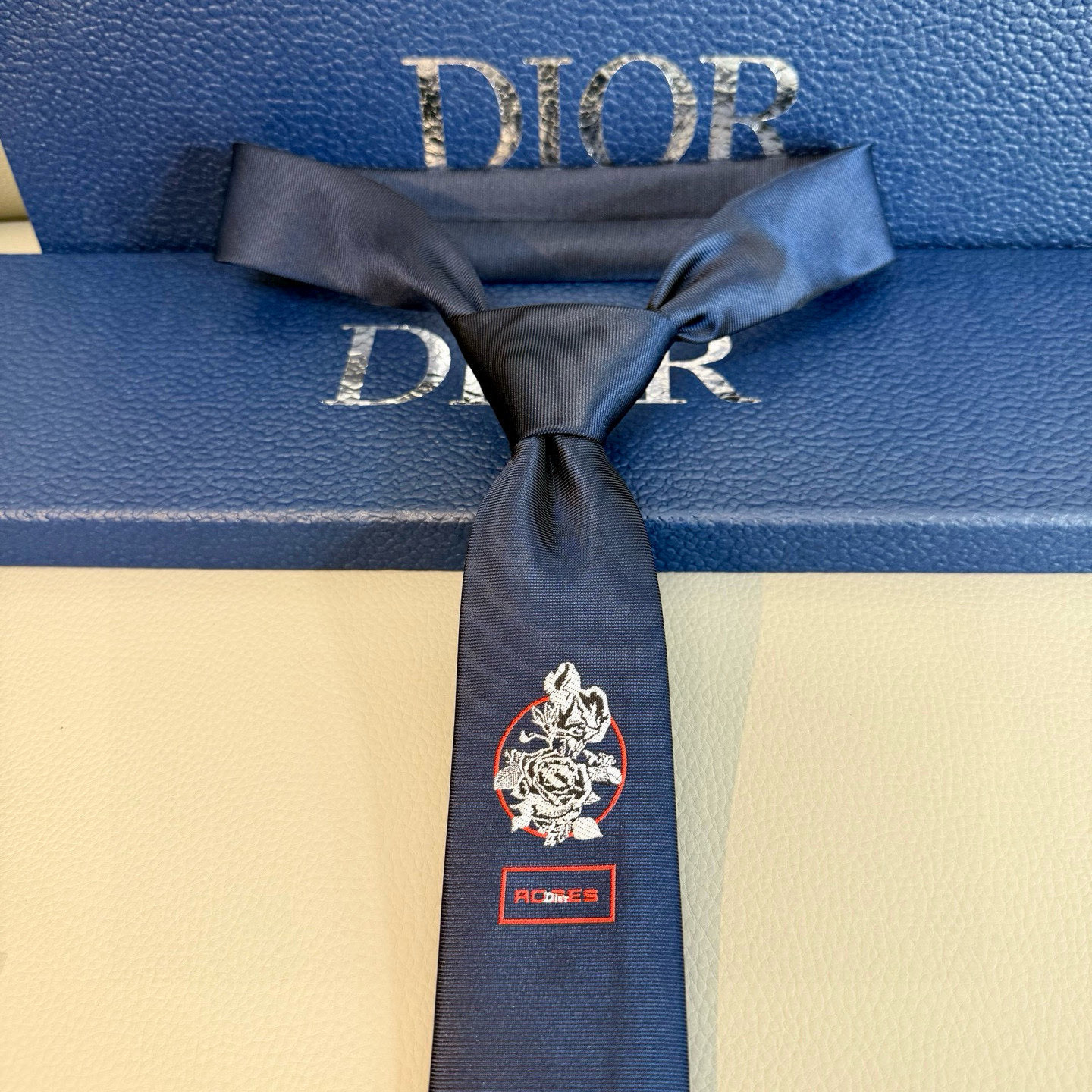 디올 넥타이