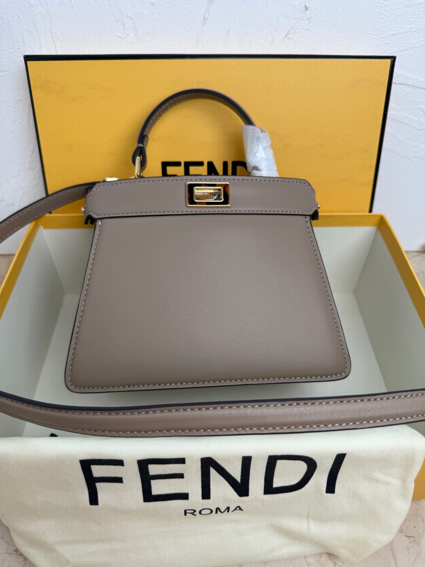 펜디 여자가방 8BN366