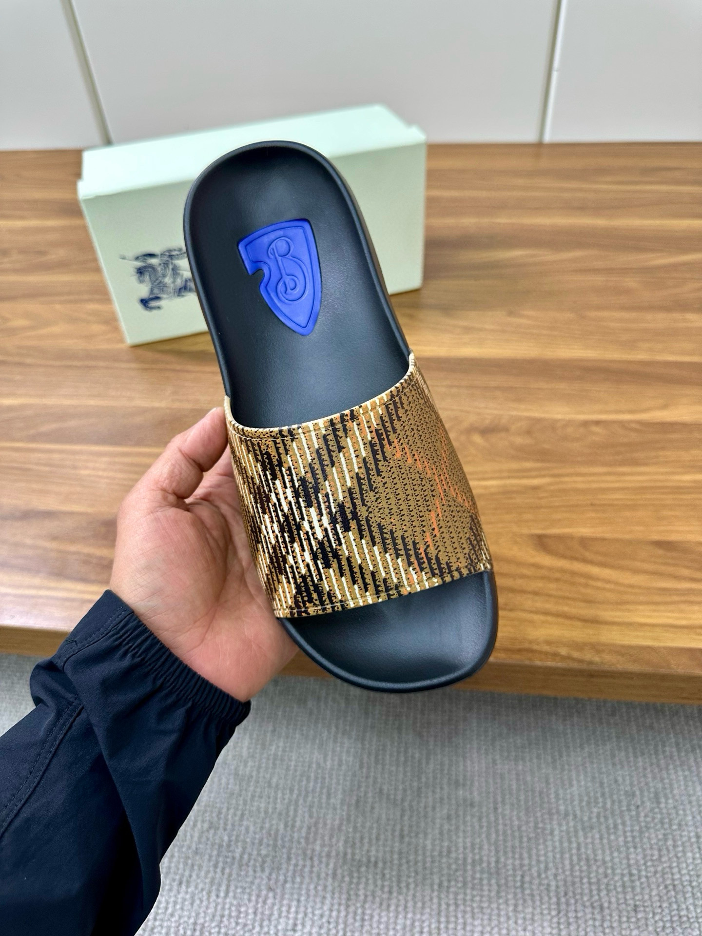 버버리 남자 슬리퍼